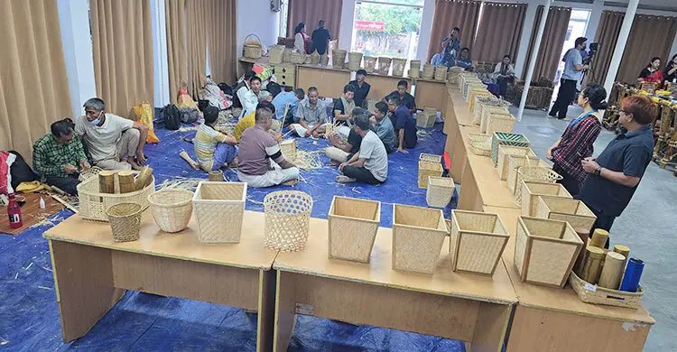 বাঁশের তৈরি পণ্যে পাহাড়ে নতুন অর্থনৈতিক সম্ভাবনা