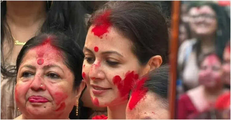 বিদায়ের বিষাদে সিঁদুরে রাঙা কোয়েল মল্লিক