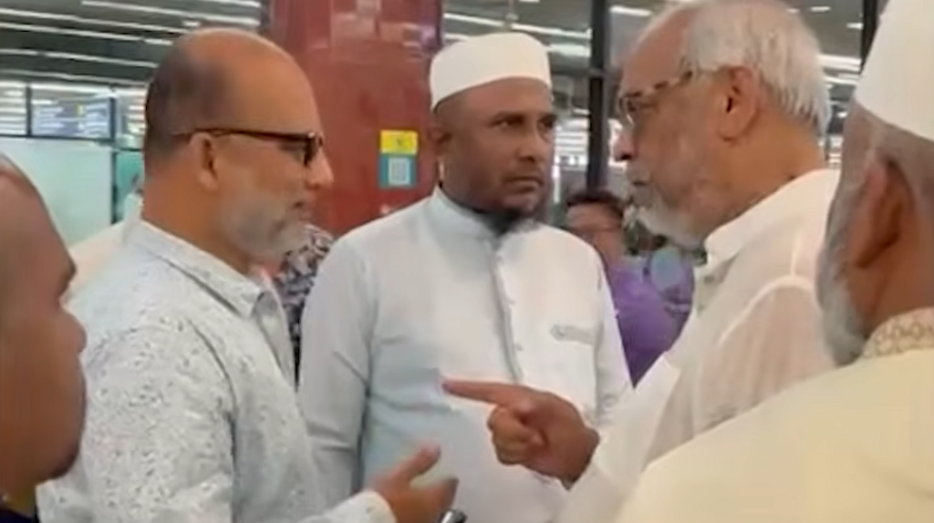 বিমানবন্দরে কোন ঘটনায় গ্রেফতার  আখতারুজ্জামান?