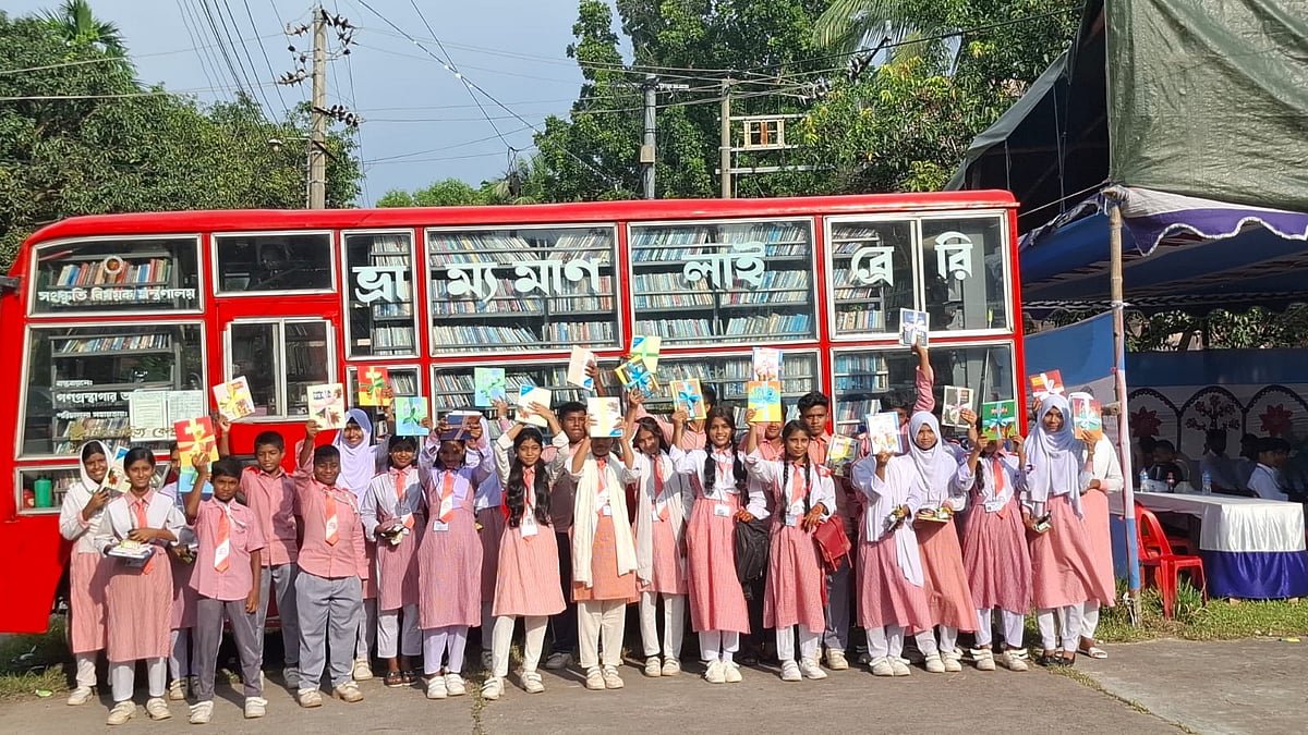 বইপড়ায় ছেলেদের চেয়ে চার গুণ বেশি পুরস্কার পেল মেয়েরা