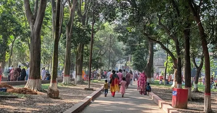 ছুটির দিনে চিড়িয়াখানায় দর্শনার্থীদের ভিড়