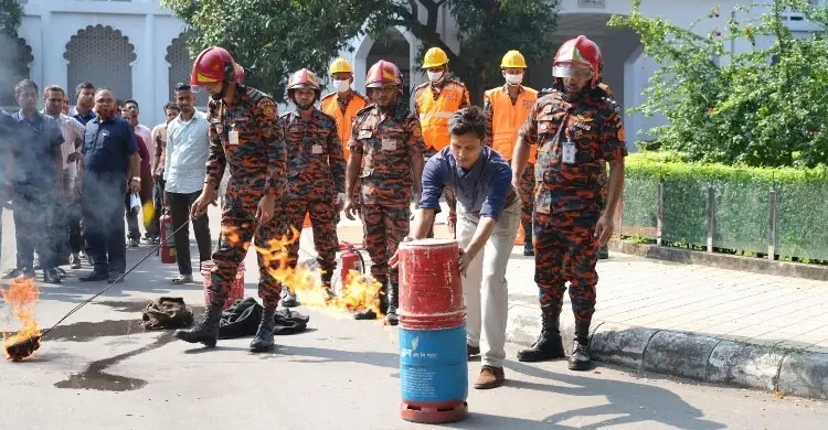অগ্নিকাণ্ড মোকাবিলায় সুপ্রিম কোর্টে ফায়ার সার্ভিসের মহড়া