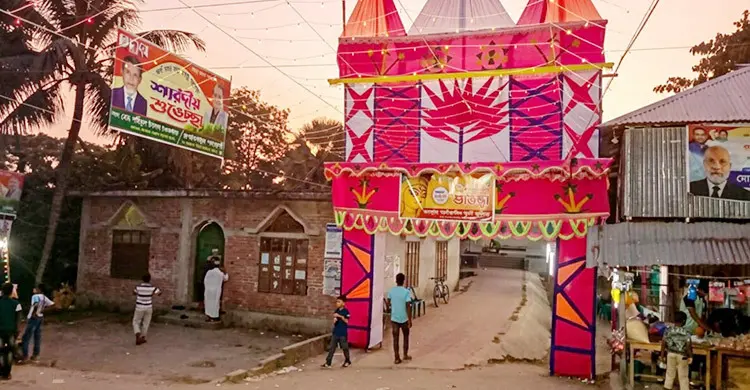 ১০ ফুট দূরত্বে মসজিদ-মন্দির, আজানের সুরে থেমে যায় ঢাকের বাদ্য