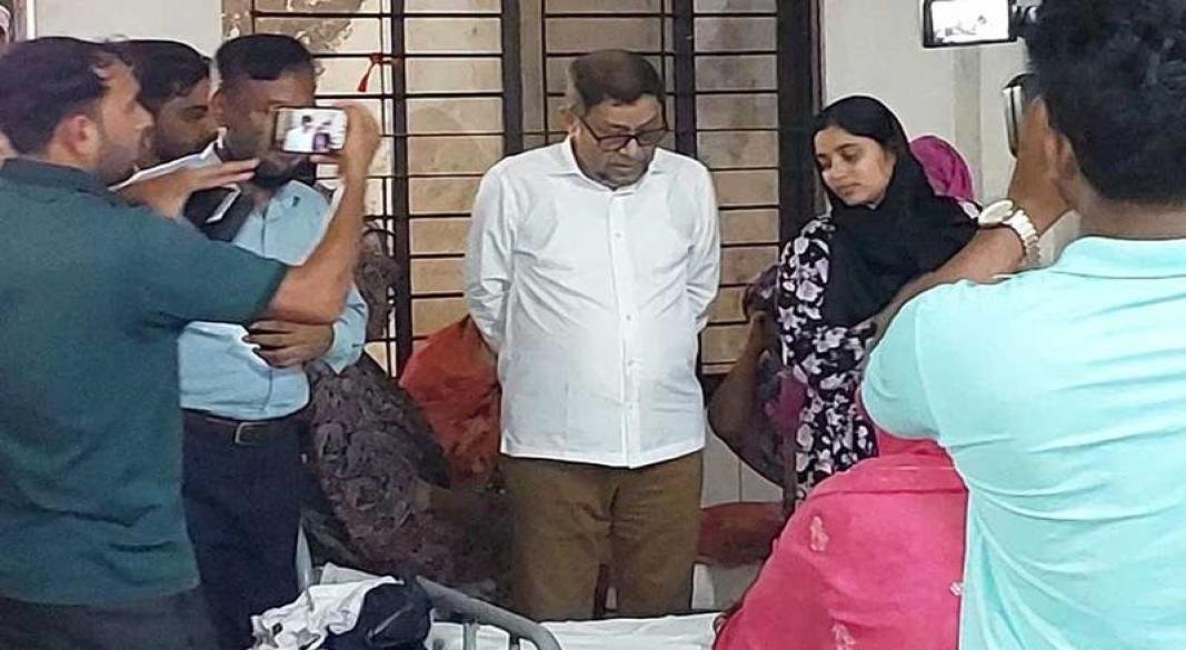 হাসপাতালে স্বাস্থ্যমন্ত্রীর আকস্মিক পরিদর্শন, তত্বাবধায়ককে প্রত্যাহার