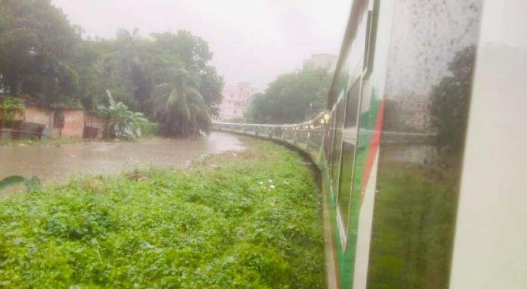 ভারী বৃষ্টিতে ডুবে গেল রেললাইন, মাঝপথে আটকা কক্সবাজারগামী ‘পর্যটক এক্সপ্রেস’.