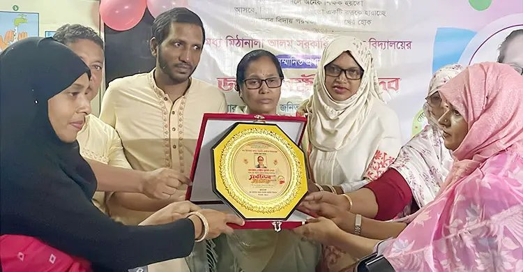 ৪২ বছর শিক্ষার আলো ছড়িয়ে লক্ষী রানীর অশ্রুসিক্ত বিদায়