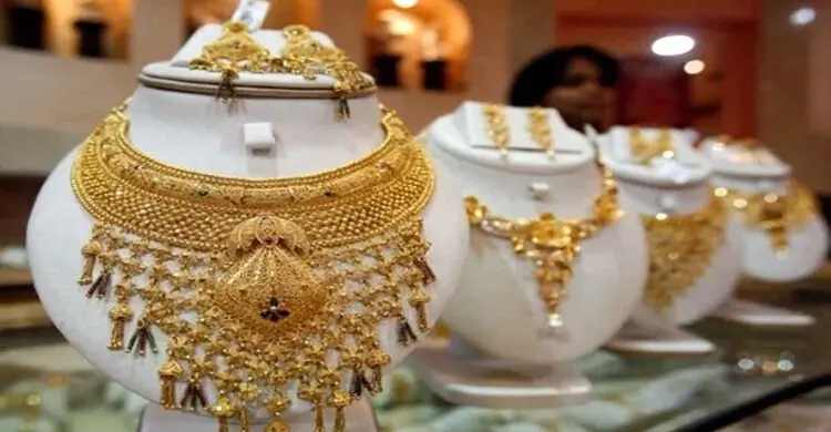 আজ যে দামে বিক্রি হচ্ছে সোনা