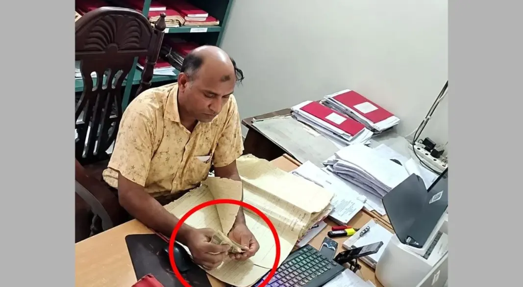 ভোলাহাটে তহশিলদারের ঘুষ নেওয়ার ভিডিও ভাইরাল