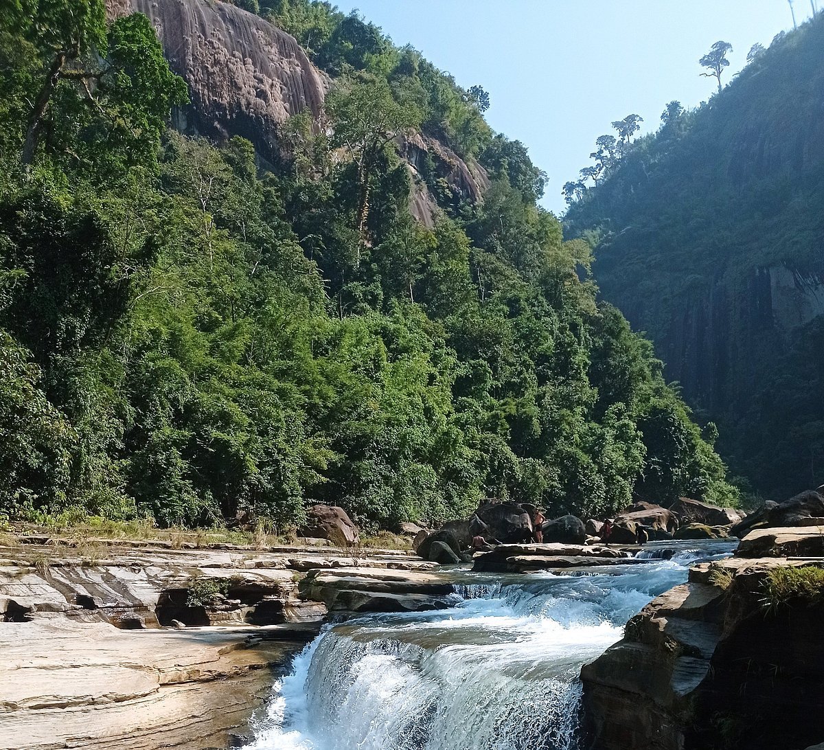 আমিয়াখুম ভ্রমণের ভয়াবহ অভিজ্ঞতা
