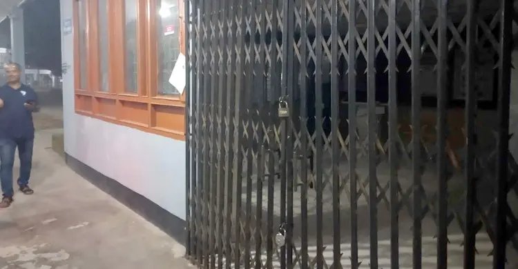 বাকৃবির তিন ভবনে কর্মকর্তাদের তালা, উপাচার্যের আশ্বাসে অবমুক্ত