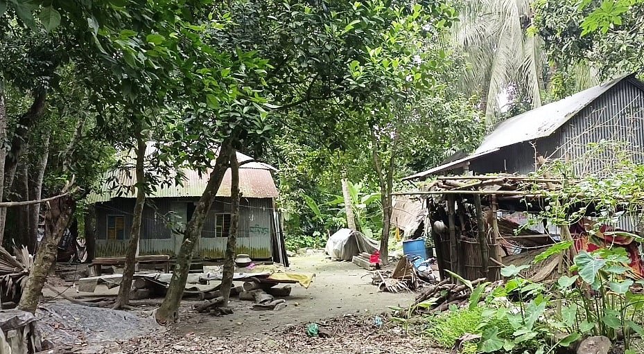 বাঁধনের ওপর হামলায় জড়িত নিষিদ্ধ ছাত্রলীগ নেতা মনিরুলের পরিবার ঘরে তালা দিয়ে গ্রাম ছাড়ল