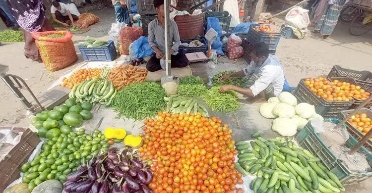 বরিশালে চড়া দামে বিক্রি হচ্ছে সবজি ও মাছ