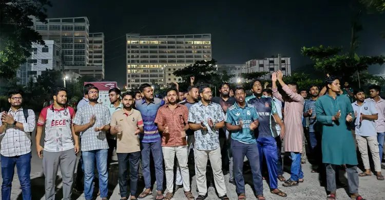 চাকরির ভাইভা নম্বর বাড়ানোর সিদ্ধান্তের প্রতিবাদে পাবিপ্রবিতে বিক্ষোভ