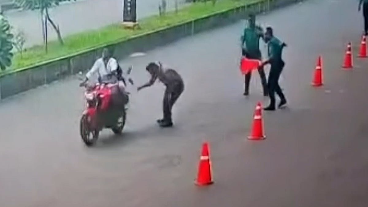 চেকপোস্টে পুলিশকে ধাক্কা দিয়ে পালাল মোটরসাইকেলচালক