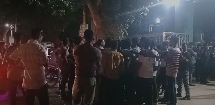 ছাত্রদল নেতার নিবন্ধনহীন মোটরসাইকেল আটকের জেরে এসপি কার্যালয়ের সামনে বিক্ষোভ