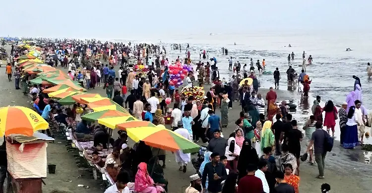 ছুটিতে পর্যটকে মুখর কুয়াকাটা
