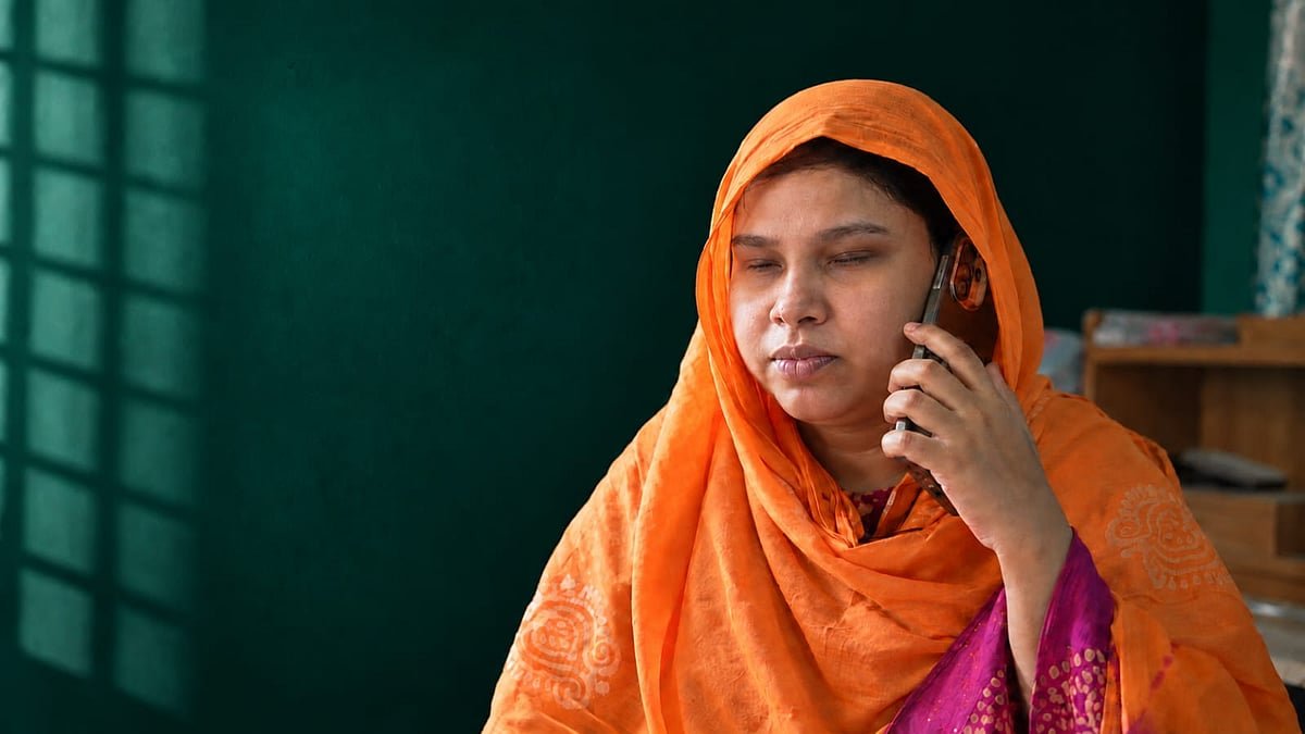 চোখে আলো নেই, প্রযুক্তির হাত ধরে পথ খুঁজে নিয়েছেন নাজমা