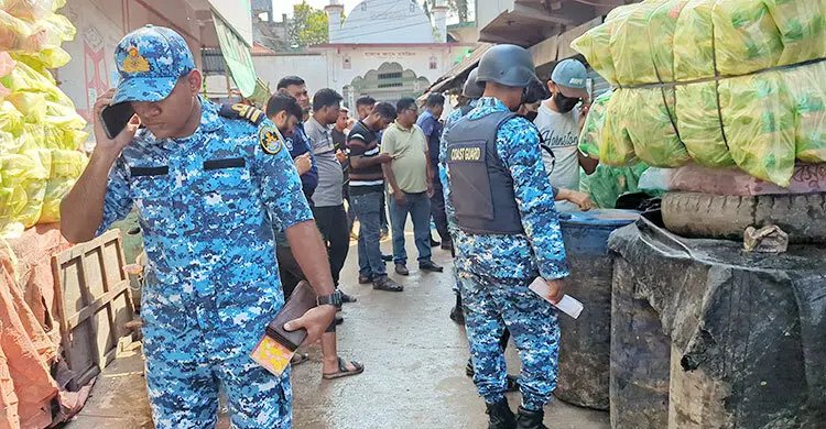 চোরাই তেলে ভেজাল মিশিয়ে বিক্রির অভিযোগ, ব্যবসায়ীর গোডাউনে অভিযান