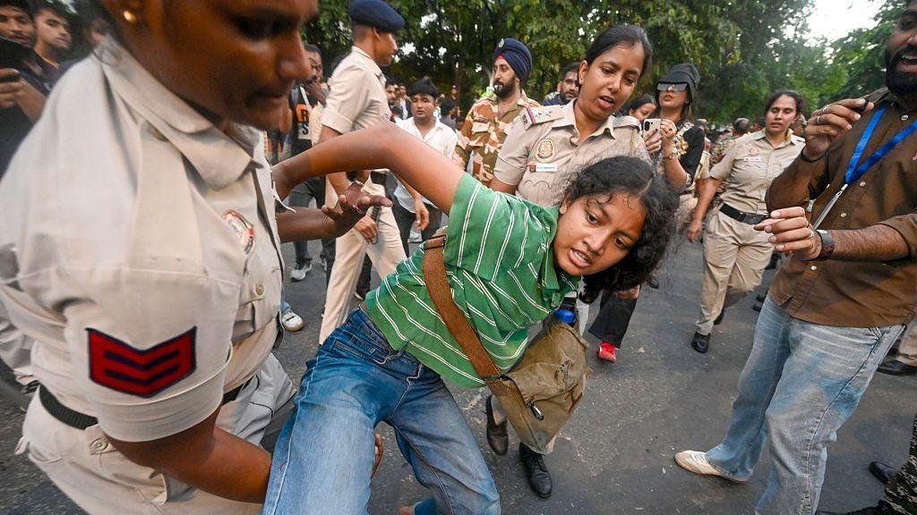 দিল্লিতে নারী বিক্ষোভকারীদের 'হেনস্থা', 'দ্বিতীয় যন্তর মন্তরের' ডাক ককরোচ জনতা পার্টির