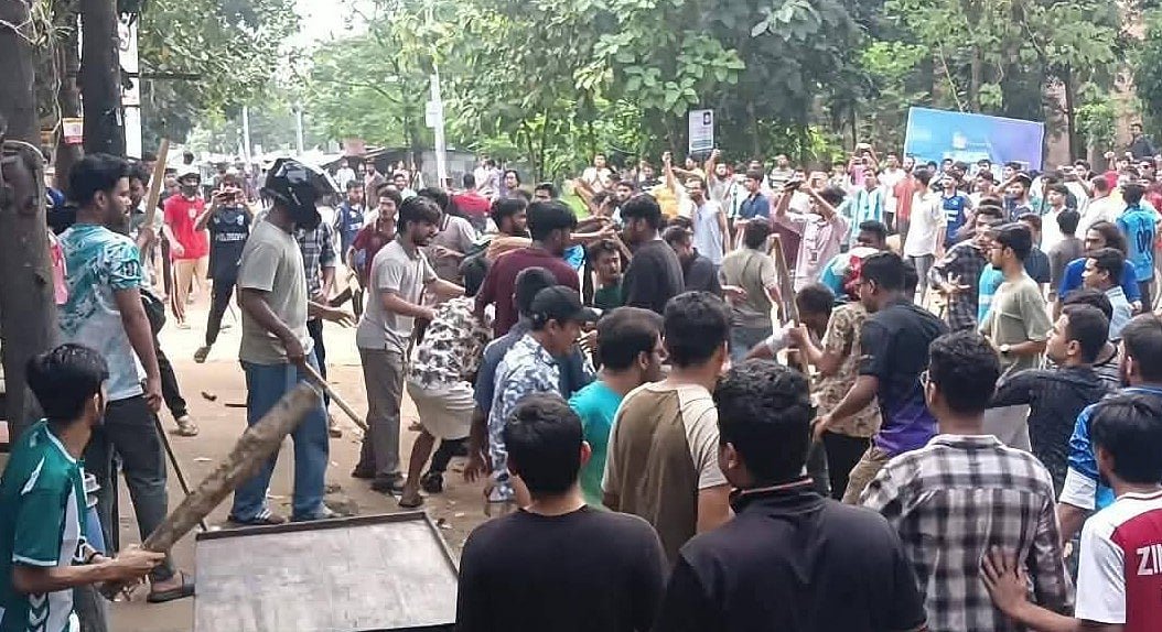 দোকানের মালিকানা নিয়ে দুই হলের শিক্ষার্থীদের মধ্যে সংঘর্ষ, আহত ৯