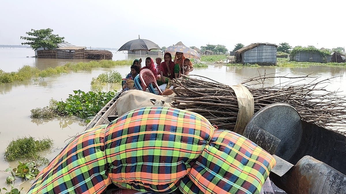 ডুবে যাচ্ছে পদ্মার চর, আশ্রয়ের খোঁজে তাঁরা যাচ্ছেন শহরের পারে