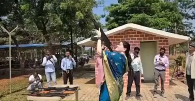একে-৪৭ দিয়ে গুলি ছোড়ার ভিডিও ভাইরাল, বিতর্কে নারী কর্মকর্তা