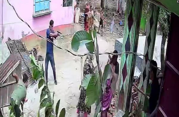 একজন অস্ত্র তাক করে আছেন, হামলা-ভাঙচুর করছেন কয়েকজন, ভিডিও ভাইরাল