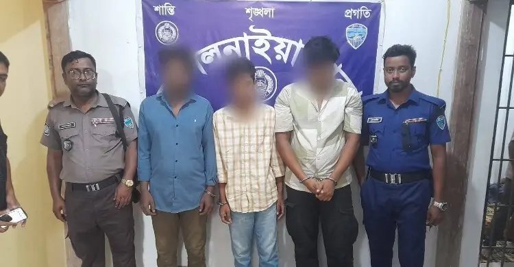 ফেনীতে ৩৫ লাখ টাকার চোরাই ভারতীয় শাড়িসহ আটক ৩, পিকআপ জব্দ