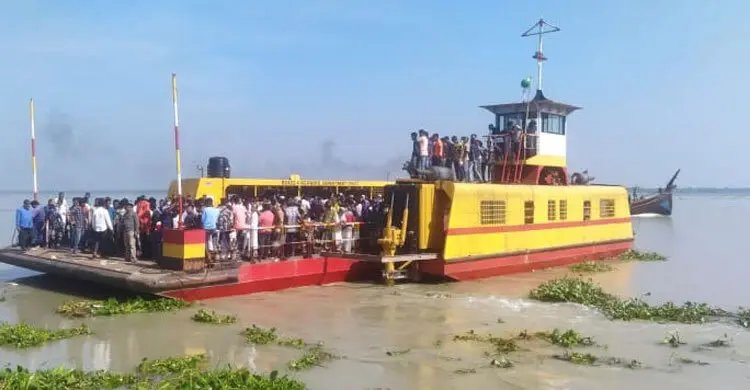 ফেরি থেকে নদীতে পড়ে ট্রলার মাঝি নিখোঁজ
