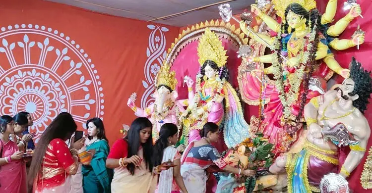 গ্রামের দুর্গাপূজা: স্থানীয় মানুষের অংশগ্রহণে উৎসবের আনন্দ