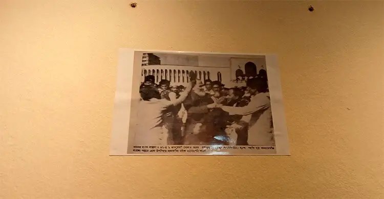 জিন্নাহর ছবি ছেঁড়ার পর গোলাম আযমের ছবি টাঙানো নিয়ে নতুন বিতর্ক
