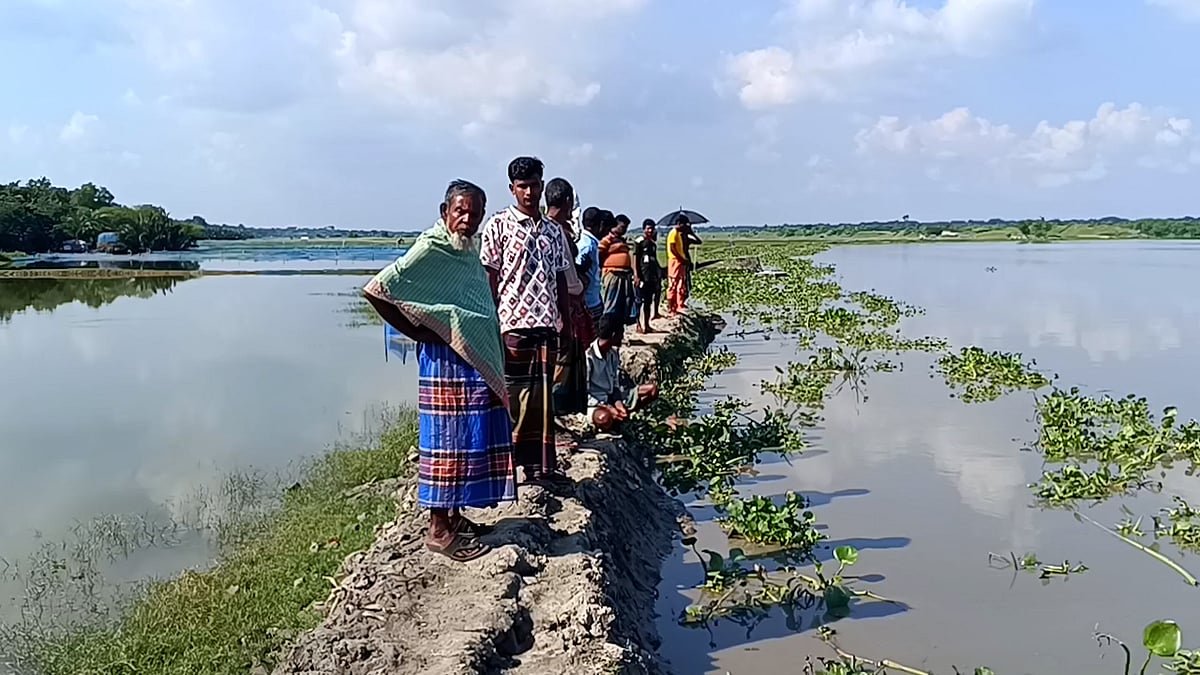 জোয়ার এলেই বাড়িঘর ছেড়ে বাঁধ পাহারায় বাসিন্দারা