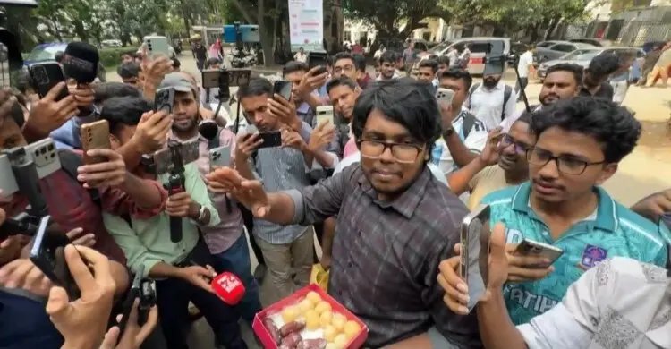 কাদেরসহ ৭ জনের ফাঁসির রায়ে ঢাবিতে মিষ্টি বিতরণ ডাকসুর