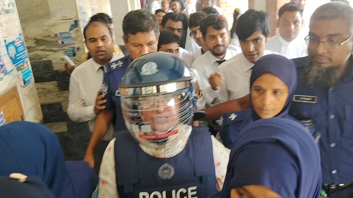 কাঠগড়ায় দাঁড়িয়ে আসামি বললেন, ‘বারবার মিথ্যা মামলা না দিয়ে আমাকে গুলি করে মেরে ফেলেন’