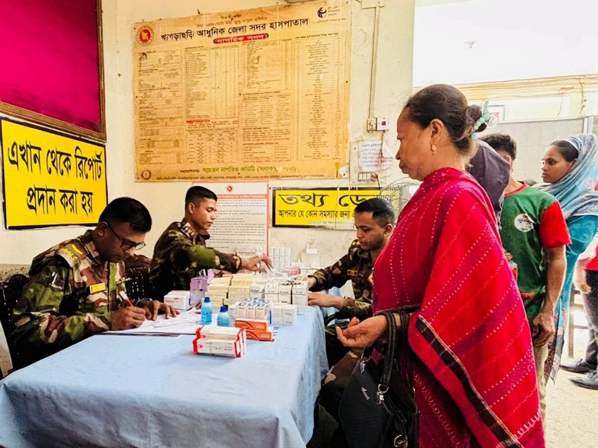 খাগড়াছড়ি জেলা সদর হাসপাতালে সেনাবাহিনীর উদ্যোগে বিনা মূল্যে চিকিৎসাসেবা