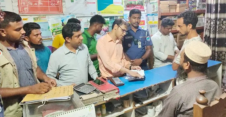 খোলাবাজারে সার বিক্রি করায় ডিলারকে ৩০ হাজার টাকা জরিমানা