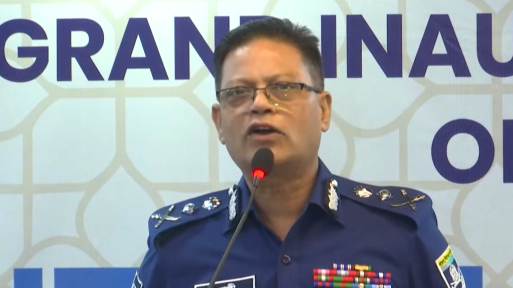 'ক্রসফায়ার' নিয়ে আইজিপির মন্তব্যের পর কেন 'ব্যাখ্যা' দিতে হলো পুলিশকে?