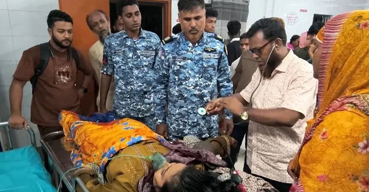 লঞ্চে অসুস্থ নারীকে চিকিৎসাসেবা দিলো কোস্টগার্ড