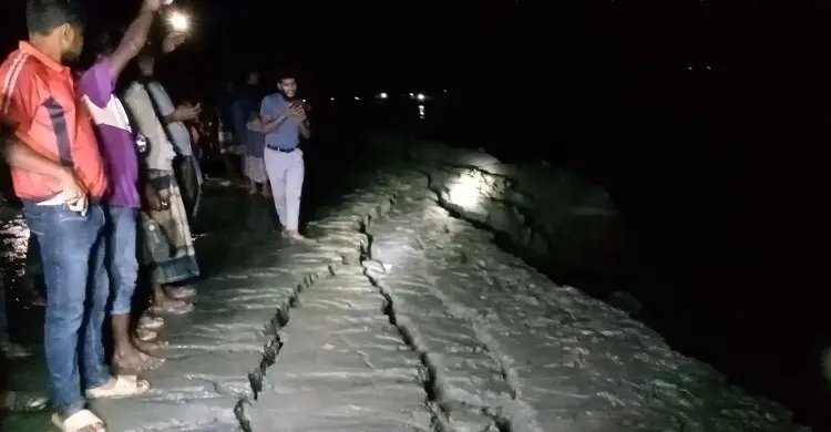 মেঘনার তীরে মোবাইলে গেম খেলছিলেন ৫ যুবক, হঠাৎ বাঁধ ধসে নিখোঁজ ২