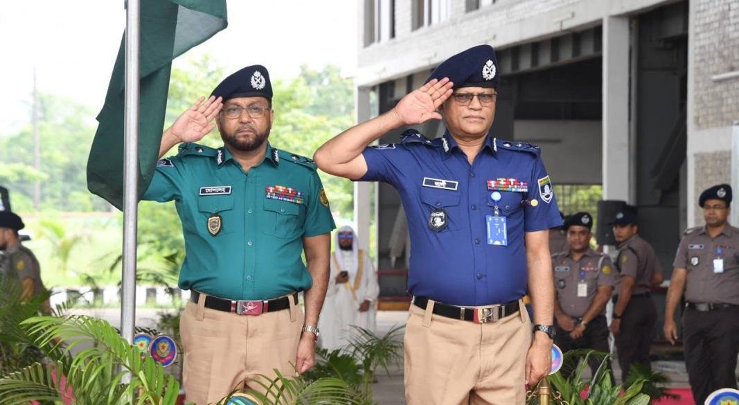 নতুন পোশাকে মাঠে নামল পুলিশ