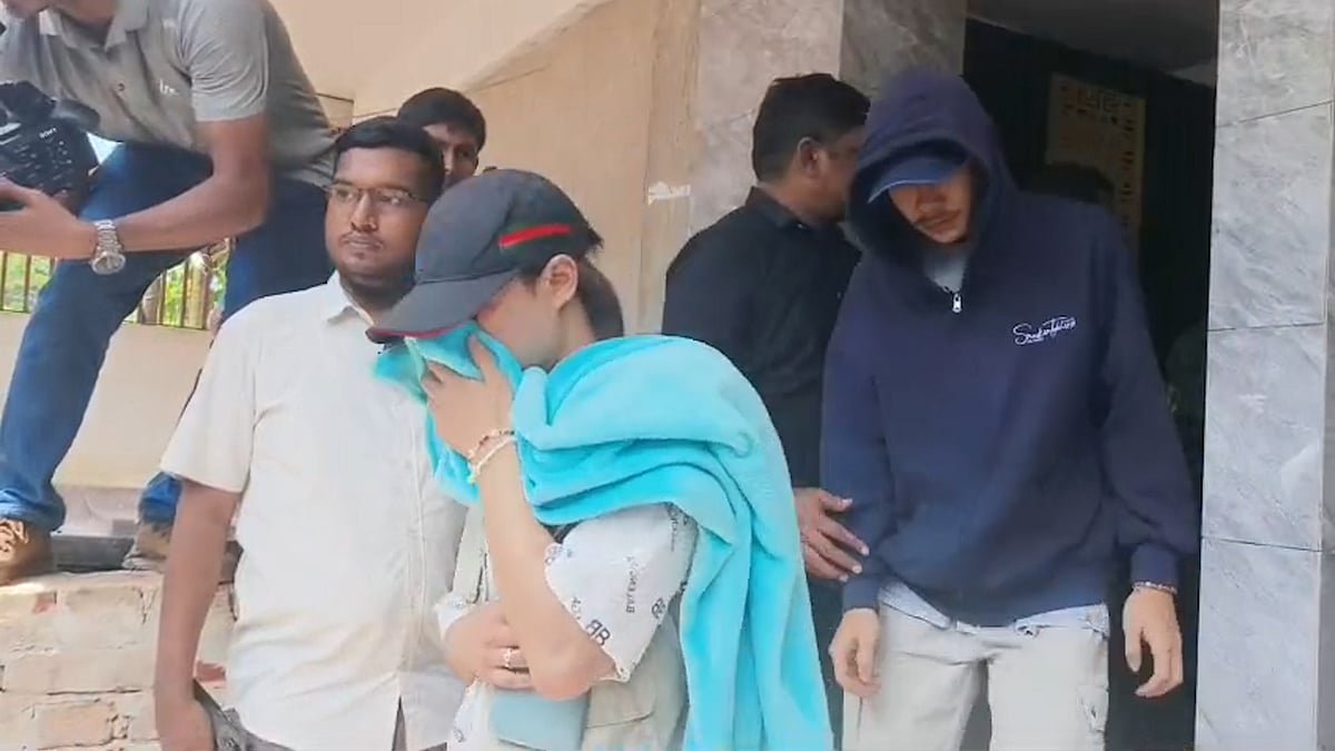 অনলাইন প্রতারণার অভিযোগে চট্টগ্রামে ৬৩ বিদেশি নাগরিক গ্রেপ্তার