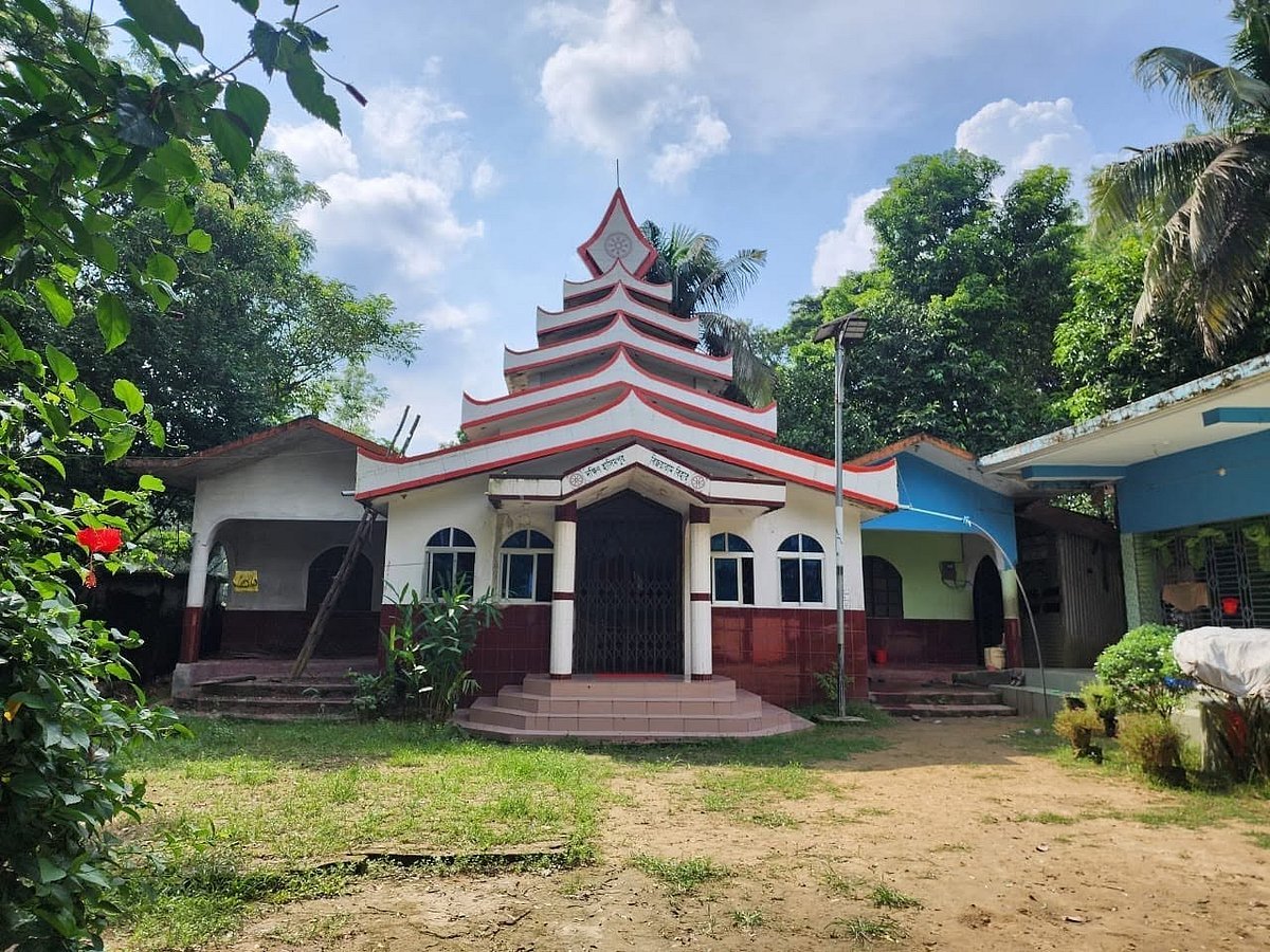 অস্ত্রধারীরা ভিক্ষুকে বলেন, ‘চুপ করে বসে থাকেন’; এরপর বৌদ্ধবিহারে ডাকাতি