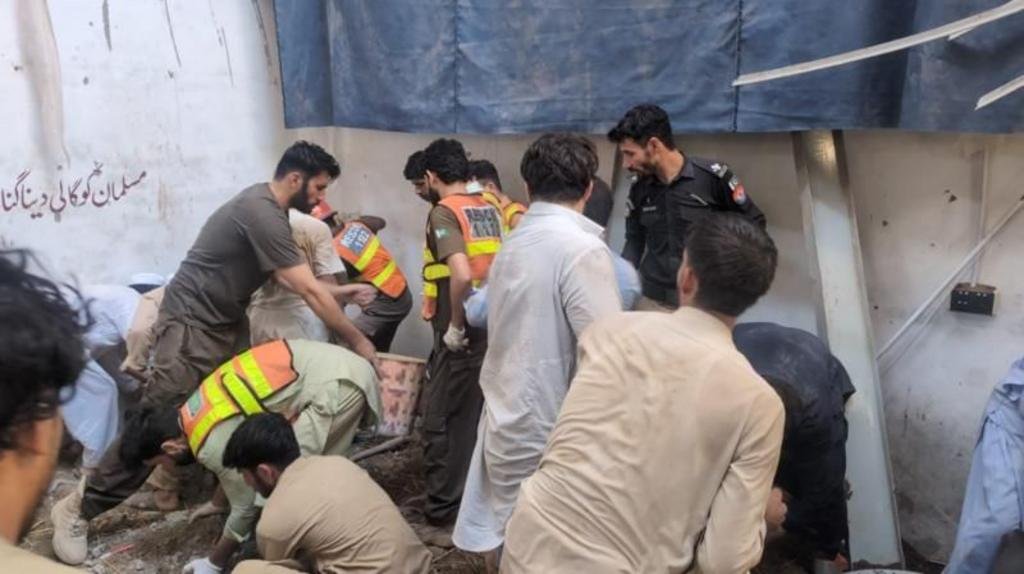 পাকিস্তানে স্কুলের ছাদ ধসে ৩৩ শিশু ও একজন শিক্ষক নিহত