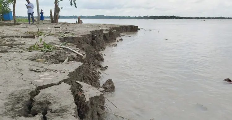 পায়রার ভাঙনে বিলীন বাহেরচর গ্রাম, রাস্তায় আশ্রয় নিয়েছে ২০ পরিবার