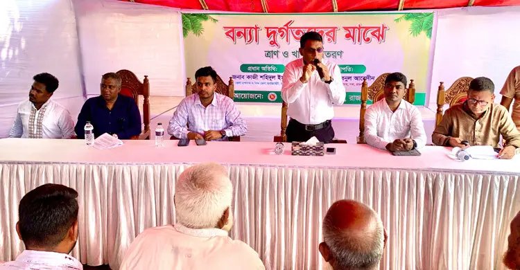 পদ্মার চরে সাড়ে ৩ শতাধিক পরিবার পানিবন্দী, পাশে দাঁড়ালেন জেলা প্রশাসন