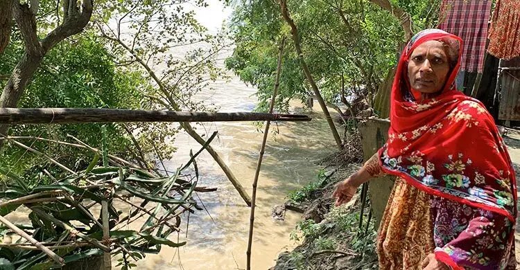 পদ্মার পানি বাড়তেই সরে যাচ্ছে ব্লক, ভাঙনের শঙ্কায় তীরের মানুষ