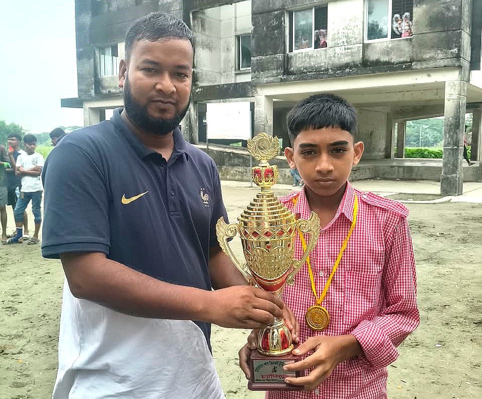 পড়াশোনার পাশাপাশি ফুটবলে আলো ছড়াচ্ছে ষষ্ঠ শ্রেণির মানিক