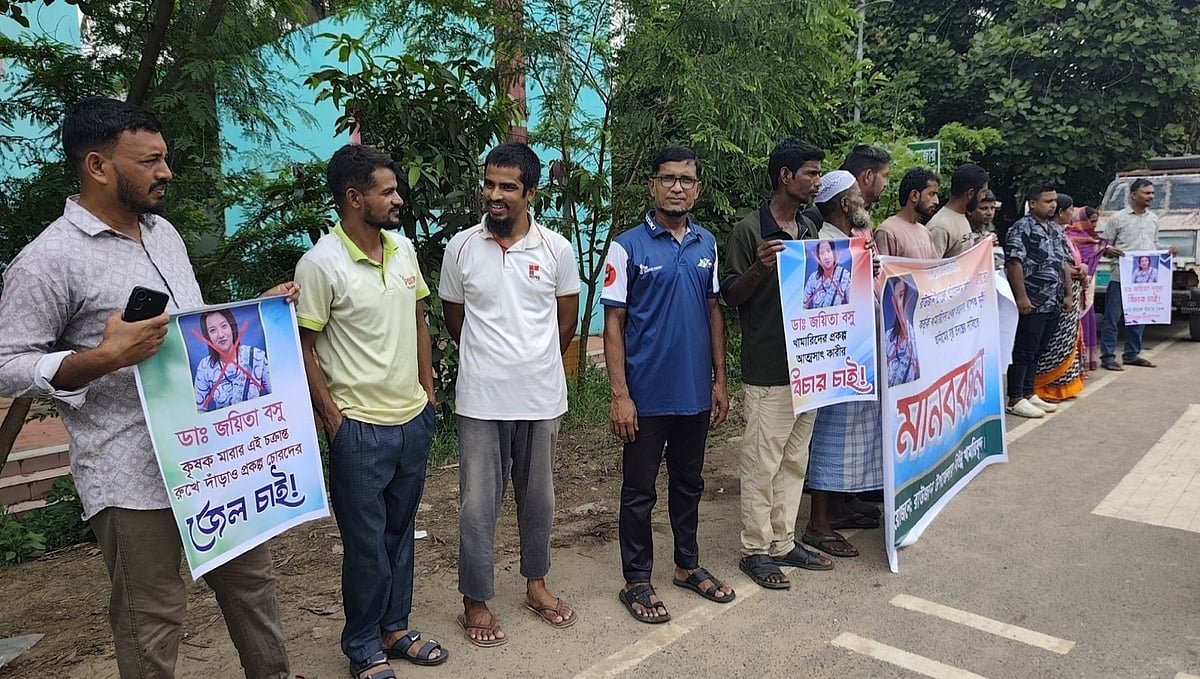 পুলিশ পাহারায় রাউজান ছাড়লেন বিদায়ী প্রাণিসম্পদ কর্মকর্তা