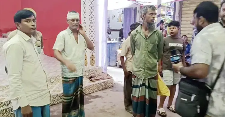 রাস্তা থেকে প্রতিমা সরাতে বলা নিয়ে দুই পক্ষের মধ্যে সংঘর্ষ, আহত ১০
