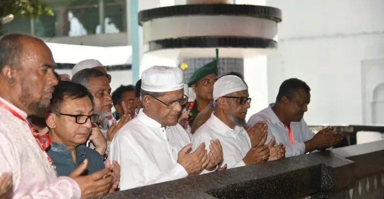 শাহজালালের মাজার জিয়ারত করলেন রাষ্ট্রপতি